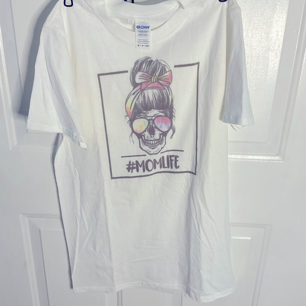 Mom life small plain tee shirt brand new